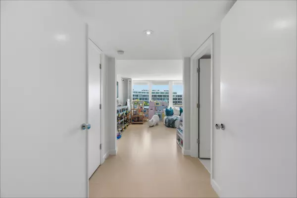 Palm Beach, FL 33480,100 Sunrise AVE 520/521