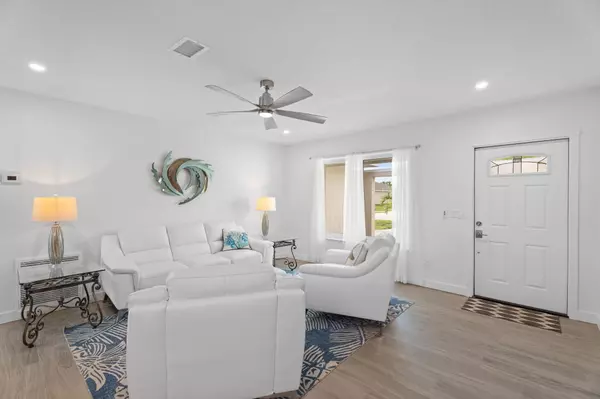 Port Saint Lucie, FL 34984,372 SE Oakridge DR