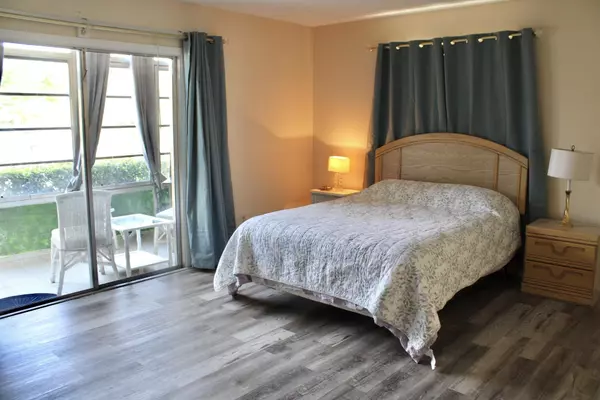 Vero Beach, FL 32962,16 Vista Palm LN 105