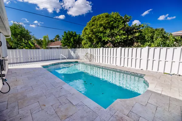 527 W Jasmine DR, Lake Park, FL 33403