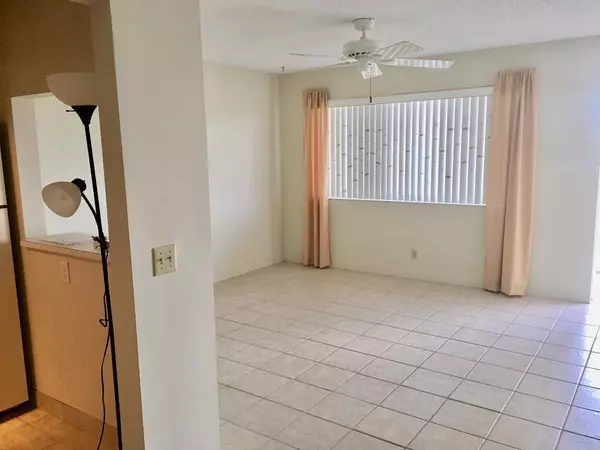 Palm Springs, FL 33461,400 W Village Green CIR 317