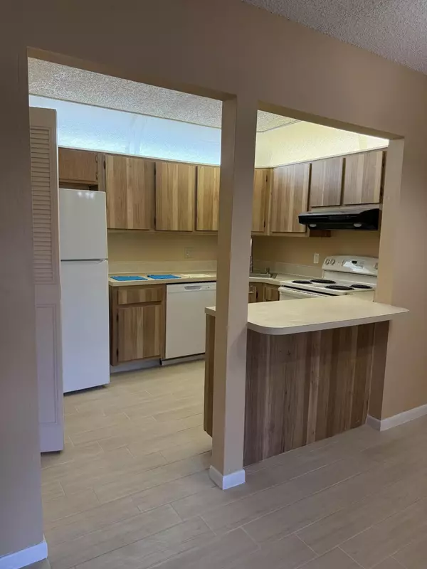 Greenacres, FL 33463,320 Knotty Pine CIR C-1