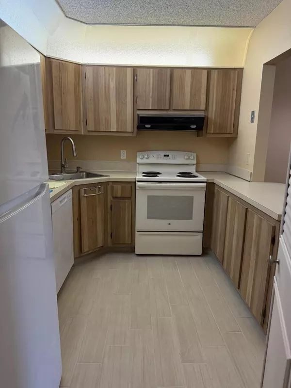 Greenacres, FL 33463,320 Knotty Pine CIR C-1