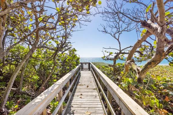 Palm Beach, FL 33480,2 Sloans Curve DR