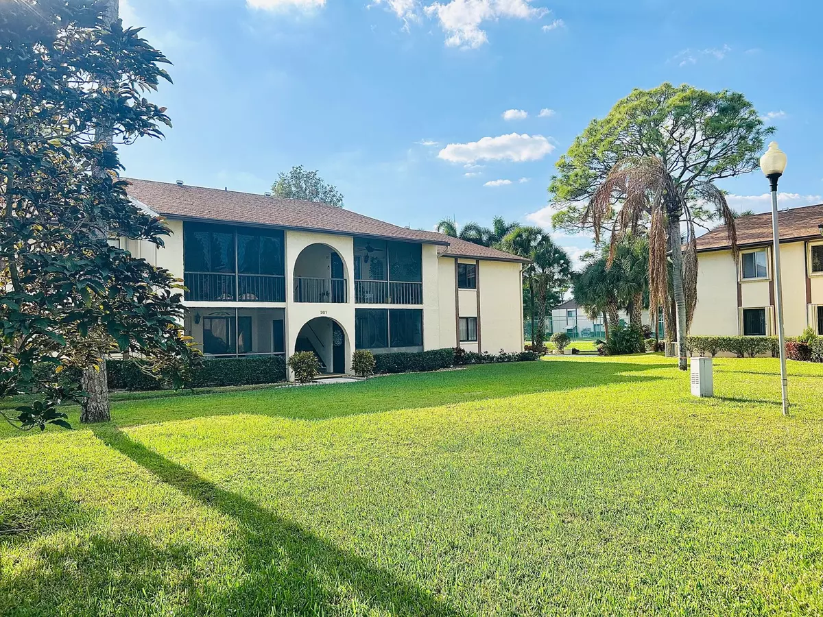 Greenacres, FL 33463,301 Knotty Pine CIR B-1