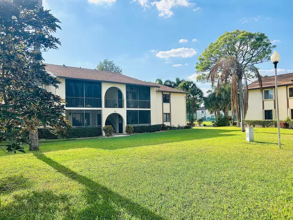 Greenacres, FL 33463,301 Knotty Pine CIR B-1