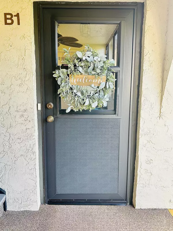 Greenacres, FL 33463,301 Knotty Pine CIR B-1