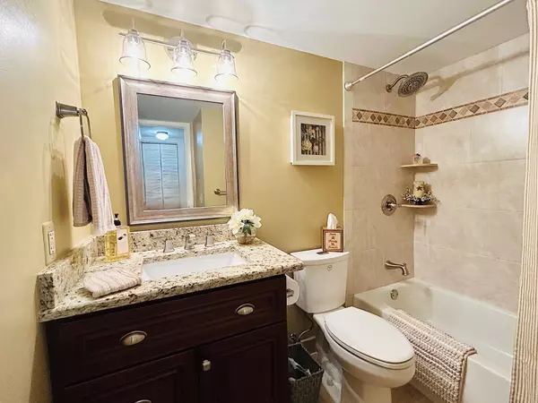 Greenacres, FL 33463,301 Knotty Pine CIR B-1