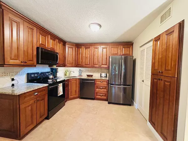Greenacres, FL 33463,301 Knotty Pine CIR B-1