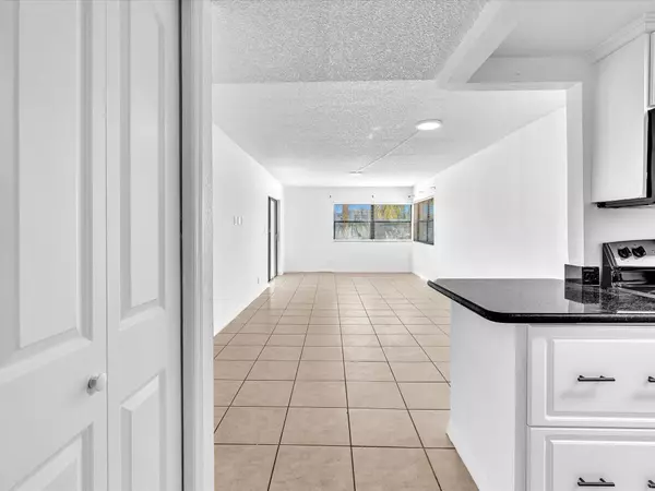 Weston, FL 33326,220 Lakeview DR 210