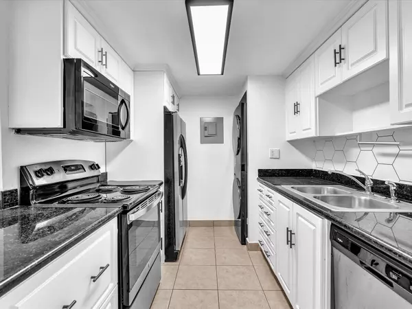 Weston, FL 33326,220 Lakeview DR 210