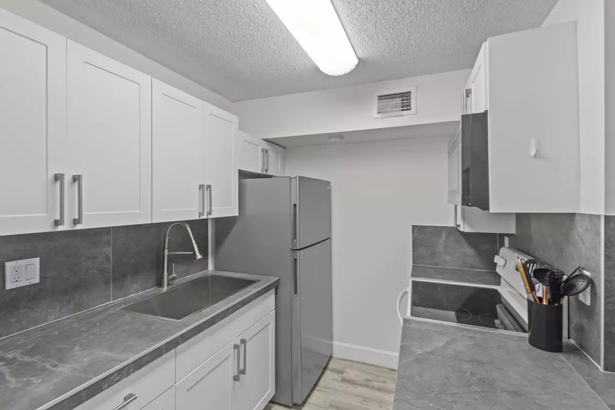 West Palm Beach, FL 33401,2000 N Congress AVE 106