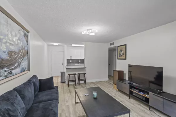 West Palm Beach, FL 33401,2000 N Congress AVE 106