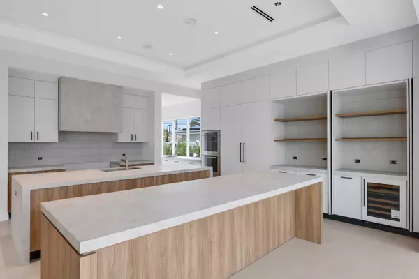 Boca Raton, FL 33487,810 NE 70th ST