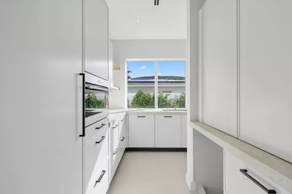 Boca Raton, FL 33487,810 NE 70th ST