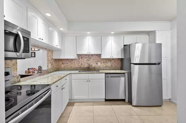 140 Lake Nancy LN 112, West Palm Beach, FL 33411