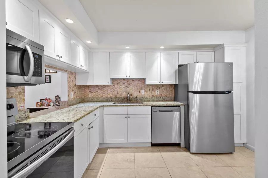 140 Lake Nancy LN 112, West Palm Beach, FL 33411