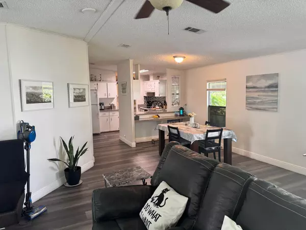 Lantana, FL 33462,6059 SE Palm Harbor DR 6059