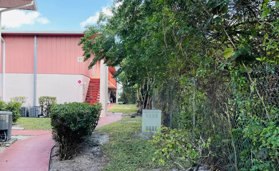 11 Golfs Edge E, West Palm Beach, FL 33417