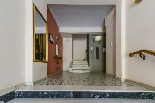 Out Of Country, 00000,33 Makriyanni