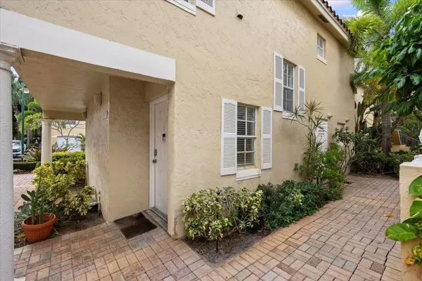 Lake Park, FL 33403,1015 Lake Shore DR 105