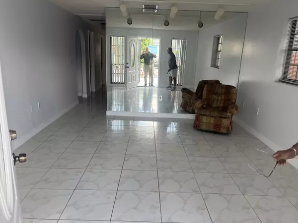 West Palm Beach, FL 33405,820 W Lakewood RD