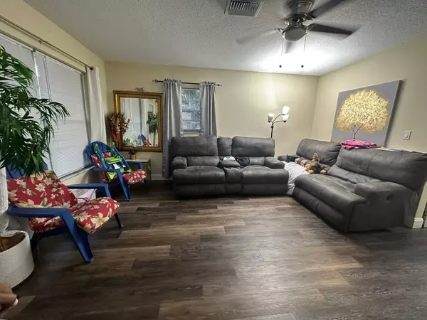 West Palm Beach, FL 33405,523 Colonial RD A - B