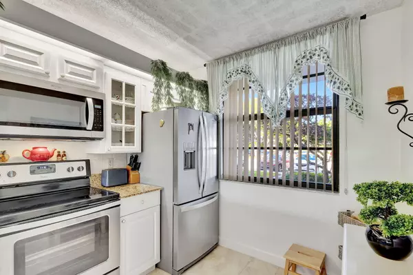 West Palm Beach, FL 33401,3630 Whitehall DR 105