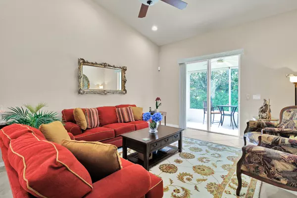 Vero Beach, FL 32966,6445 Oxford CIR 101