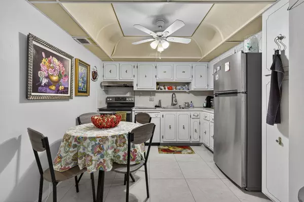 West Palm Beach, FL 33417,207 Wellington E