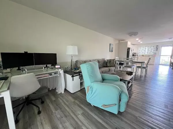 Fort Pierce, FL 34949,323 Leeward LN 204