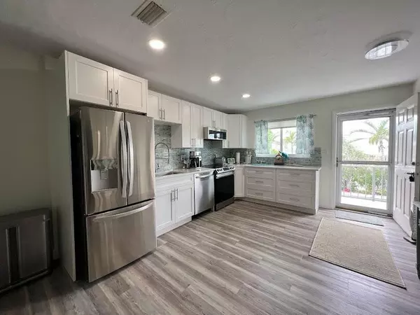 Fort Pierce, FL 34949,323 Leeward LN 204