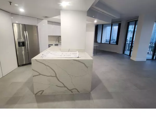 Miami, FL 33131,520 Brickell Key DR A-1200