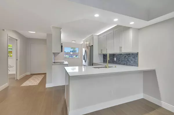 23305 N Barwood LN 102, Boca Raton, FL 33428