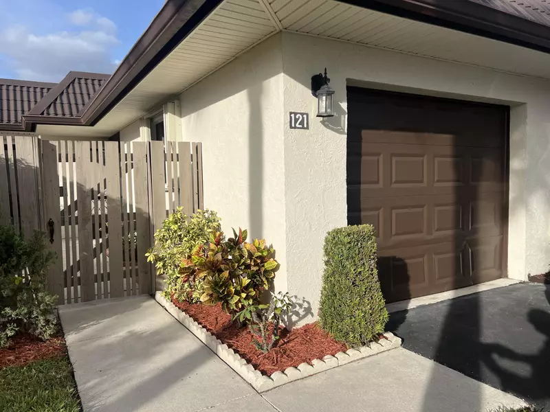 121 Lake Paula DR, West Palm Beach, FL 33411