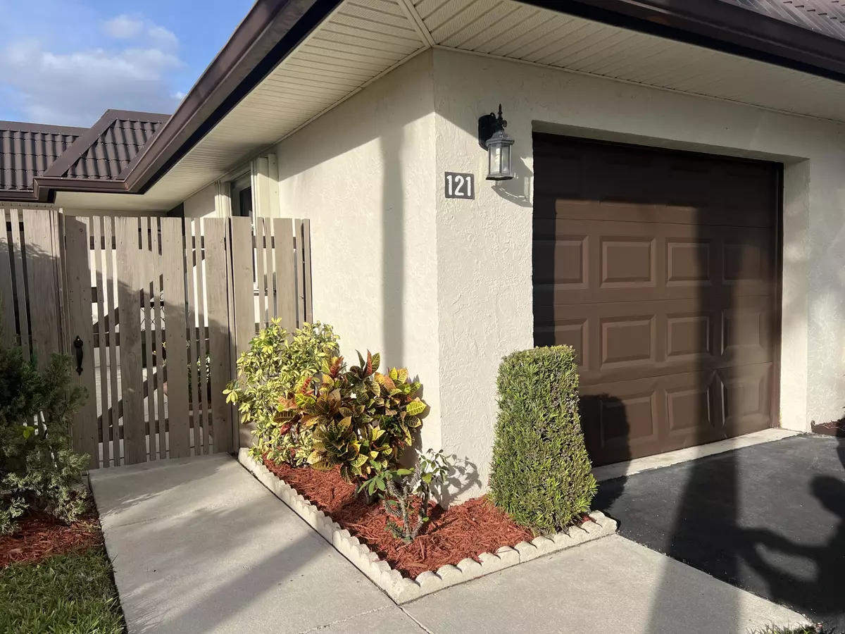 West Palm Beach, FL 33411,121 Lake Paula DR