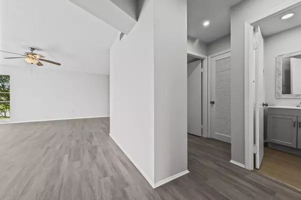 Royal Palm Beach, FL 33411,6 N Greenway 212