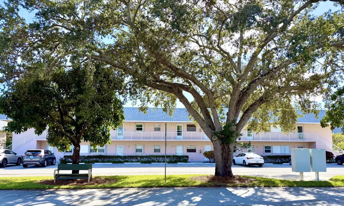 Jupiter, FL 33469,18081 SE Country Club Dr 20-192