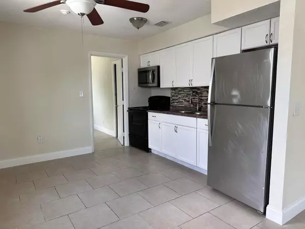 Riviera Beach, FL 33404,840 W 1st ST
