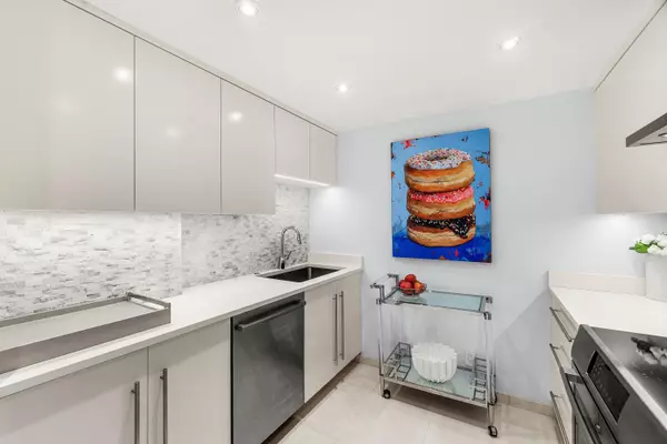 Palm Beach, FL 33480,100 Sunrise AVE 319