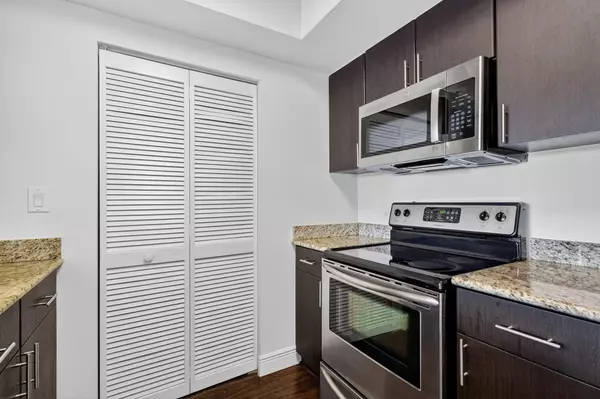 Aventura, FL 33180,19501 W Country Club DR 605