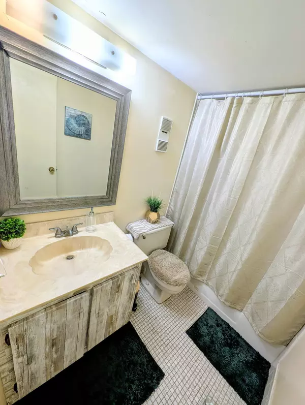 Lauderhill, FL 33351,7960 NW 50th ST 104