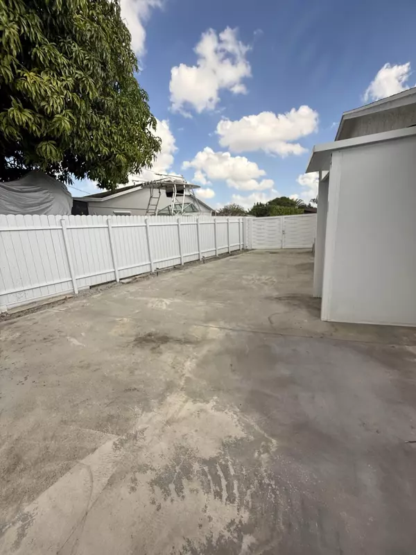 West Palm Beach, FL 33417,1077 Fernlea DR B