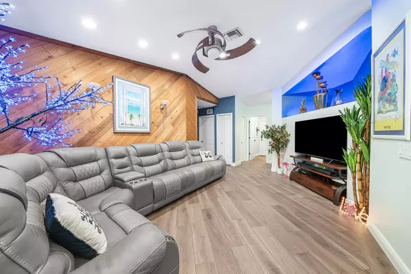 Lake Worth, FL 33467,74 W Palmetto RD