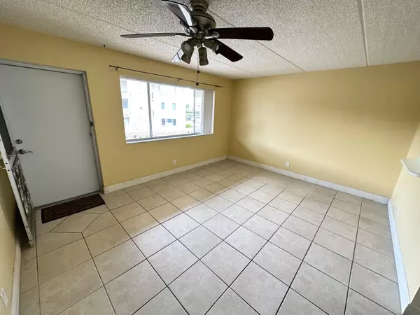 Palm Springs, FL 33461,600 Village Green CT 203