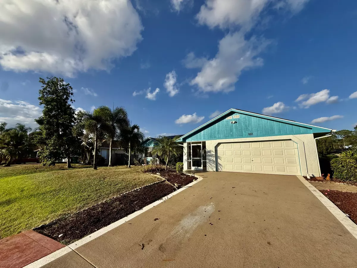Port Saint Lucie, FL 34983,933 SE Streamlet AVE