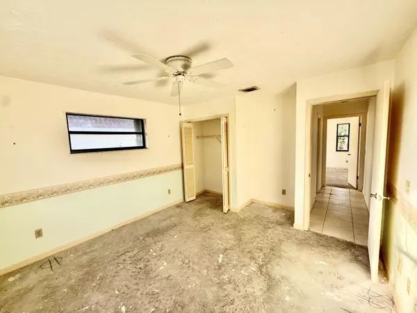 Port Saint Lucie, FL 34983,933 SE Streamlet AVE