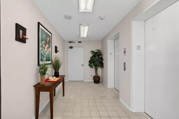 Hutchinson Island, FL 34949,5055 N Highway A1a 702