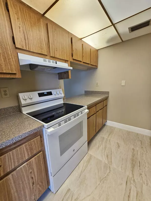 West Palm Beach, FL 33401,2000 N Congress AVE 207