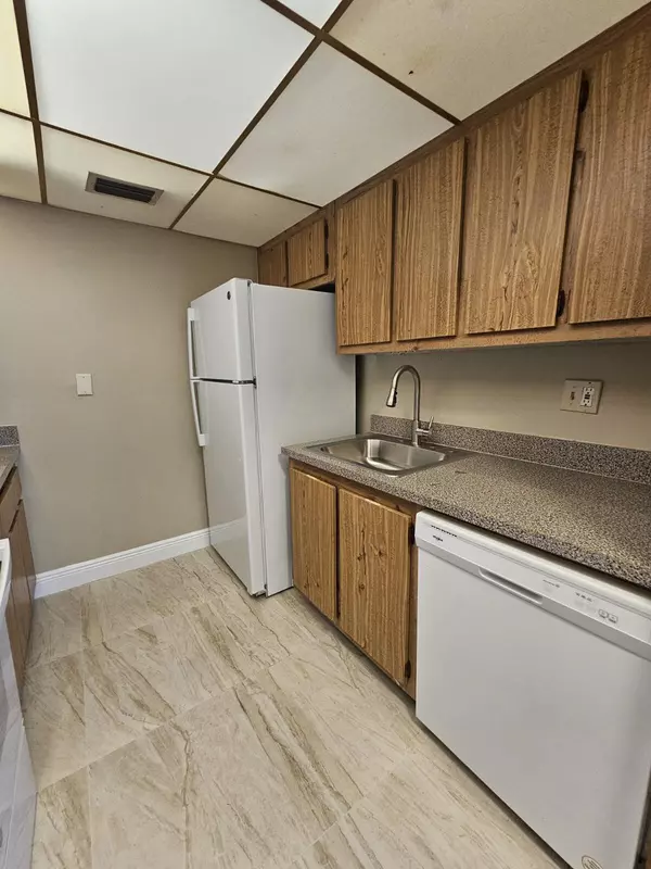 West Palm Beach, FL 33401,2000 N Congress AVE 207